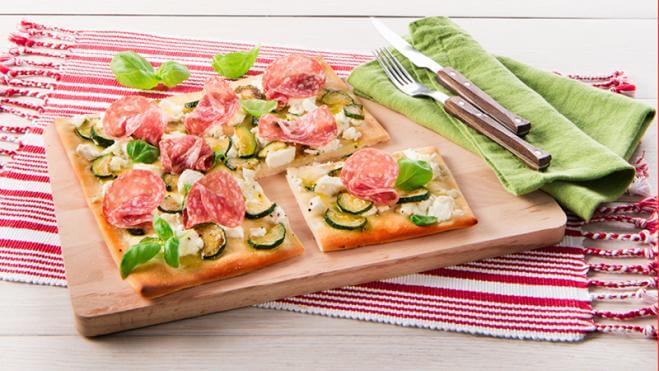 Pizza mit Zucchetti, Ricotta und Salami