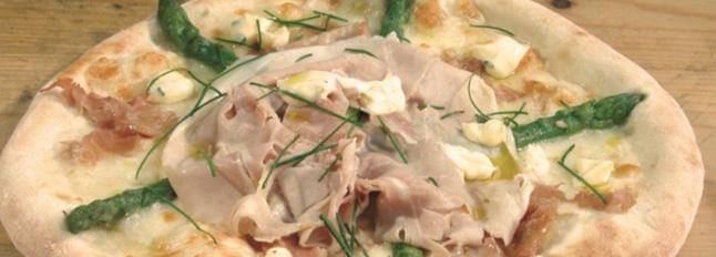 Pizza mit Pute und Spargel