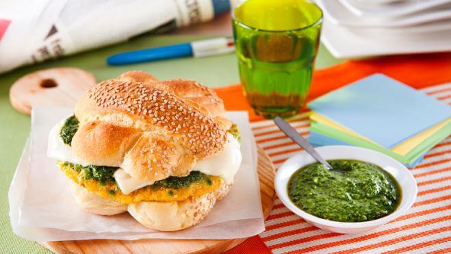 Panini con frittata e pesto