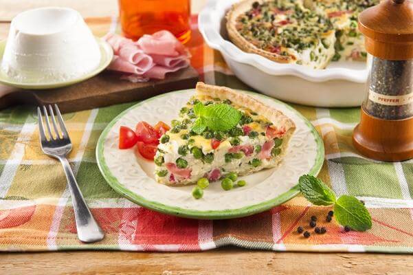 Quiche con piselli, prosciutto crudo e menta