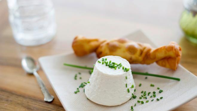 Frittierte Nuss-Rohspeck-Ravioli auf Ricotta