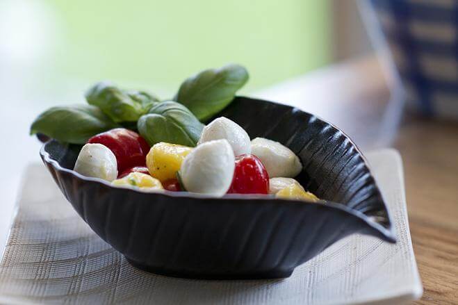 Insalata di pomodori, mango e mozzarella