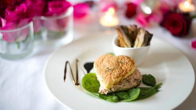 Omelette a forma di cuore e ricotta, salmone e carciofi croccanti