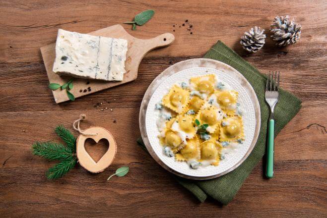 Ravioli di zucca con Gorgonzola Cremoso e salvia croccante