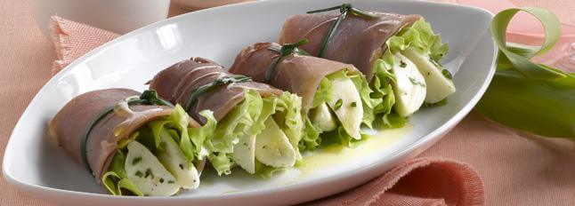 Rotoli di speck e insalata ripieni di mozzarella