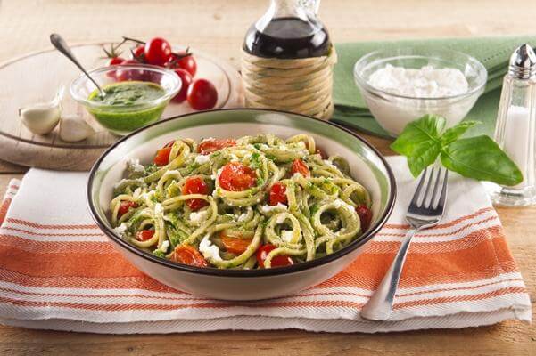 Spaghetti con pesto, ricotta e pomodorini