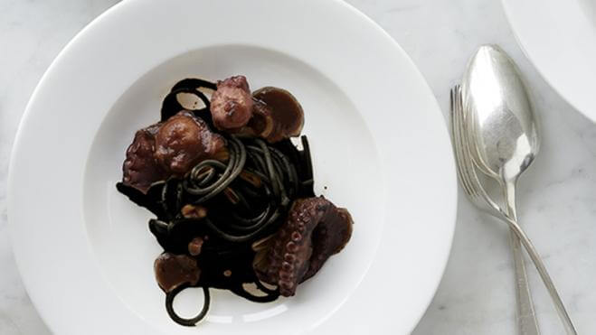 Spaghetti al nero di seppia (mit Tintenfisch)