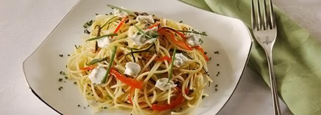 Lauwarme Spaghetti mit Gemüse