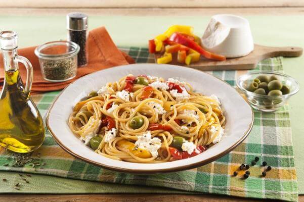 Spaghetti con peperoni, olive e ricotta