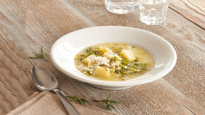 Soupe de riz avec pommes de terre et poireau