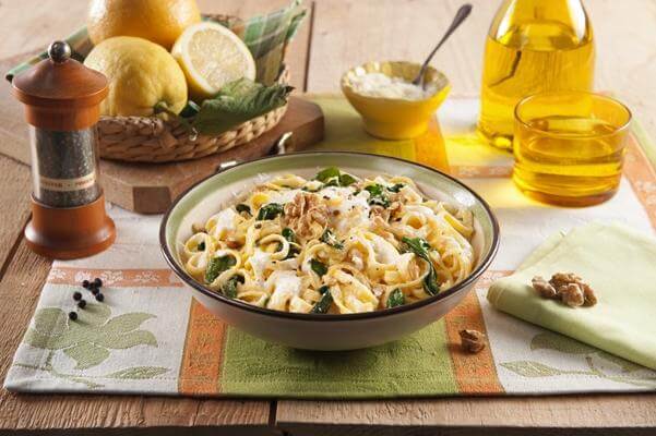 Tagliolini con ricotta, spinaci, noci e limone