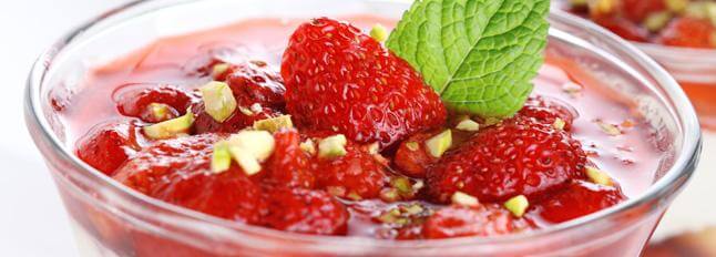 Tiramisù mit Erdbeeren im Glas