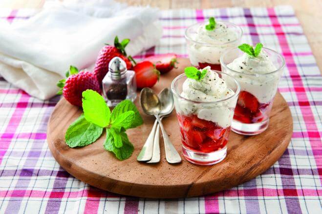 Crème de mascarpone aux fraises et à la menthe