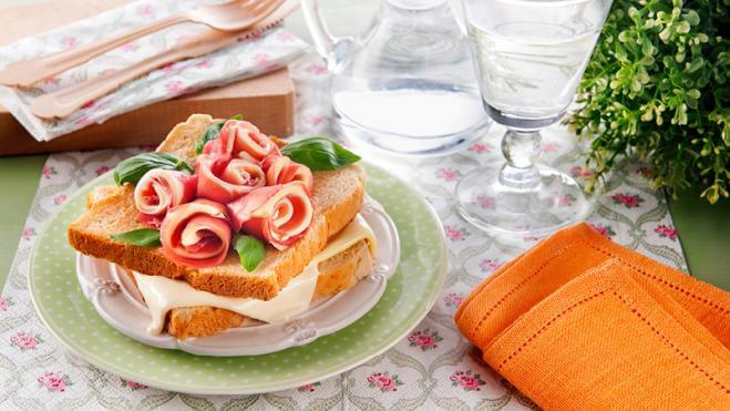 Toast mit Blumenbouquet