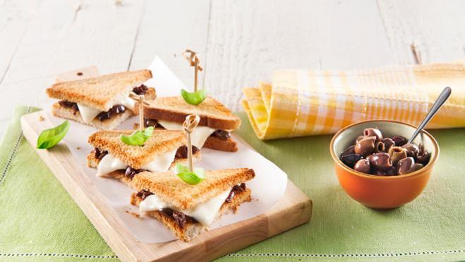Mini-Sandwiches mit Mozzarellascheiben, Taggiasca Oliven und Basilikum