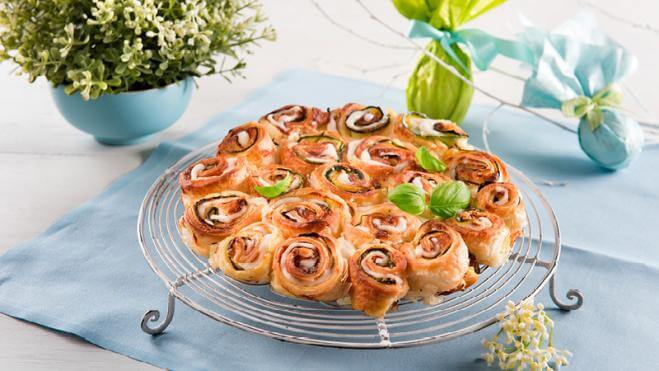 Roses de pâte feuilletée à la mozzarella, basilic et courgette