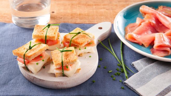 Mini-Lachs-Sandwiches mit Mozzarella