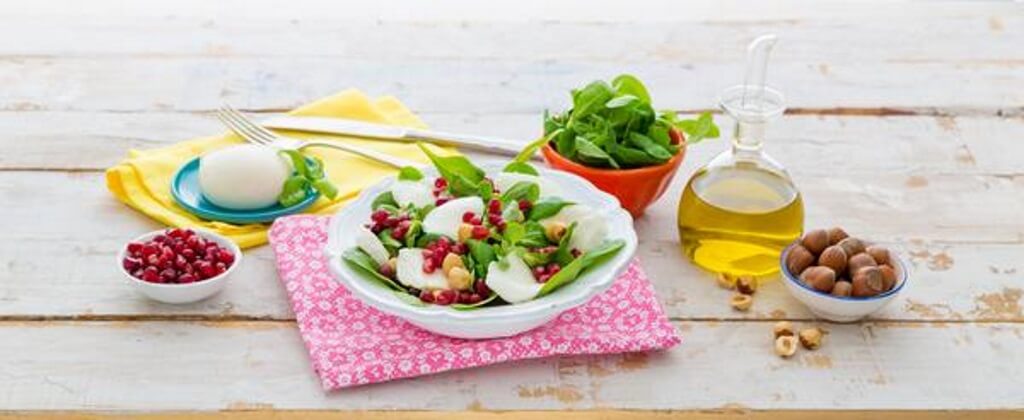 Salat mit Spinat, Granatapfel und Mozzarella
