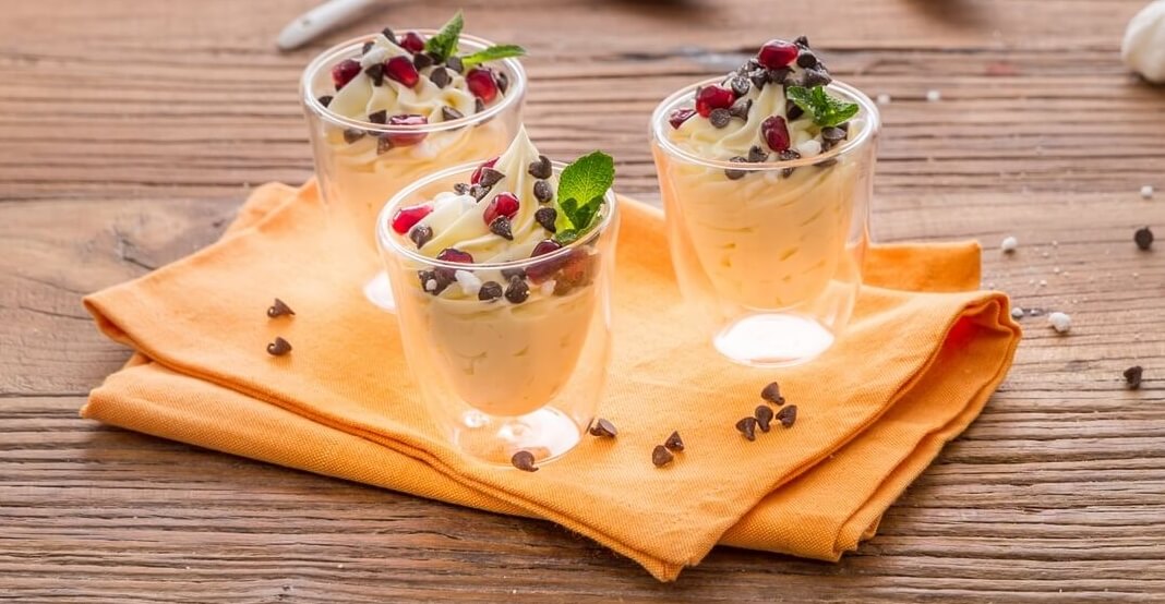 Bicchierino di crema al mascarpone con gocce di cioccolato e melograno