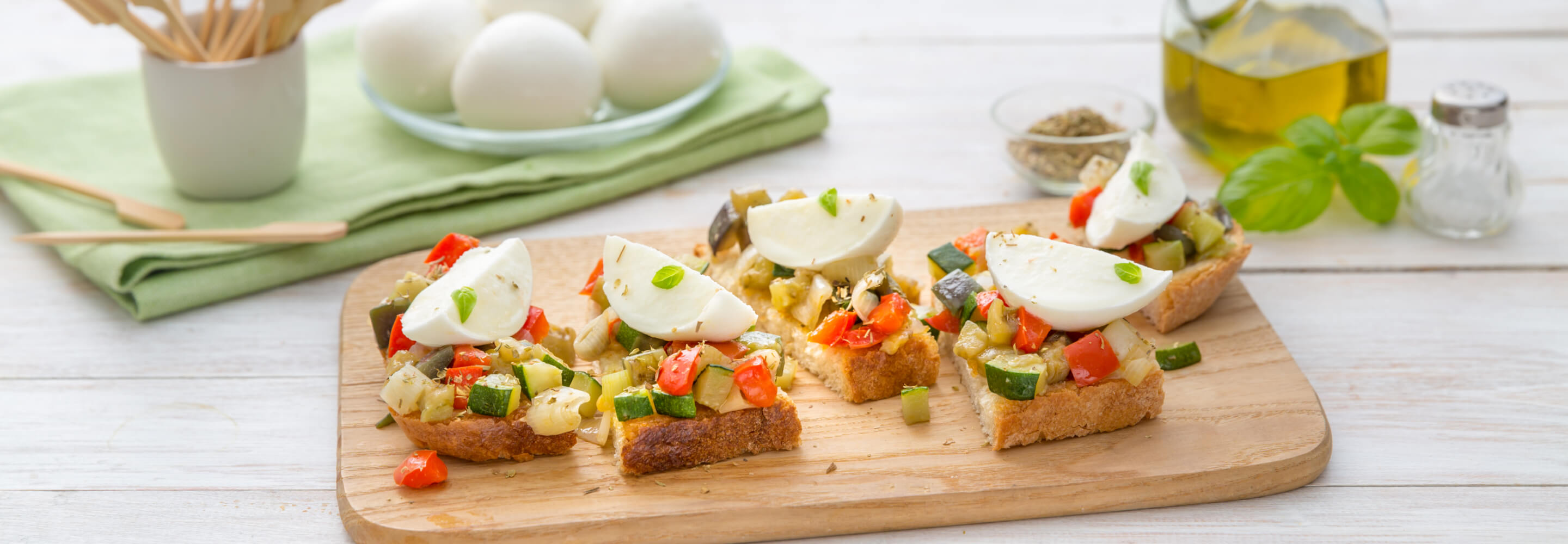 Bruschetta campagnarde à la Mozzarella di latte di Bufala Mini et aux petits légumes