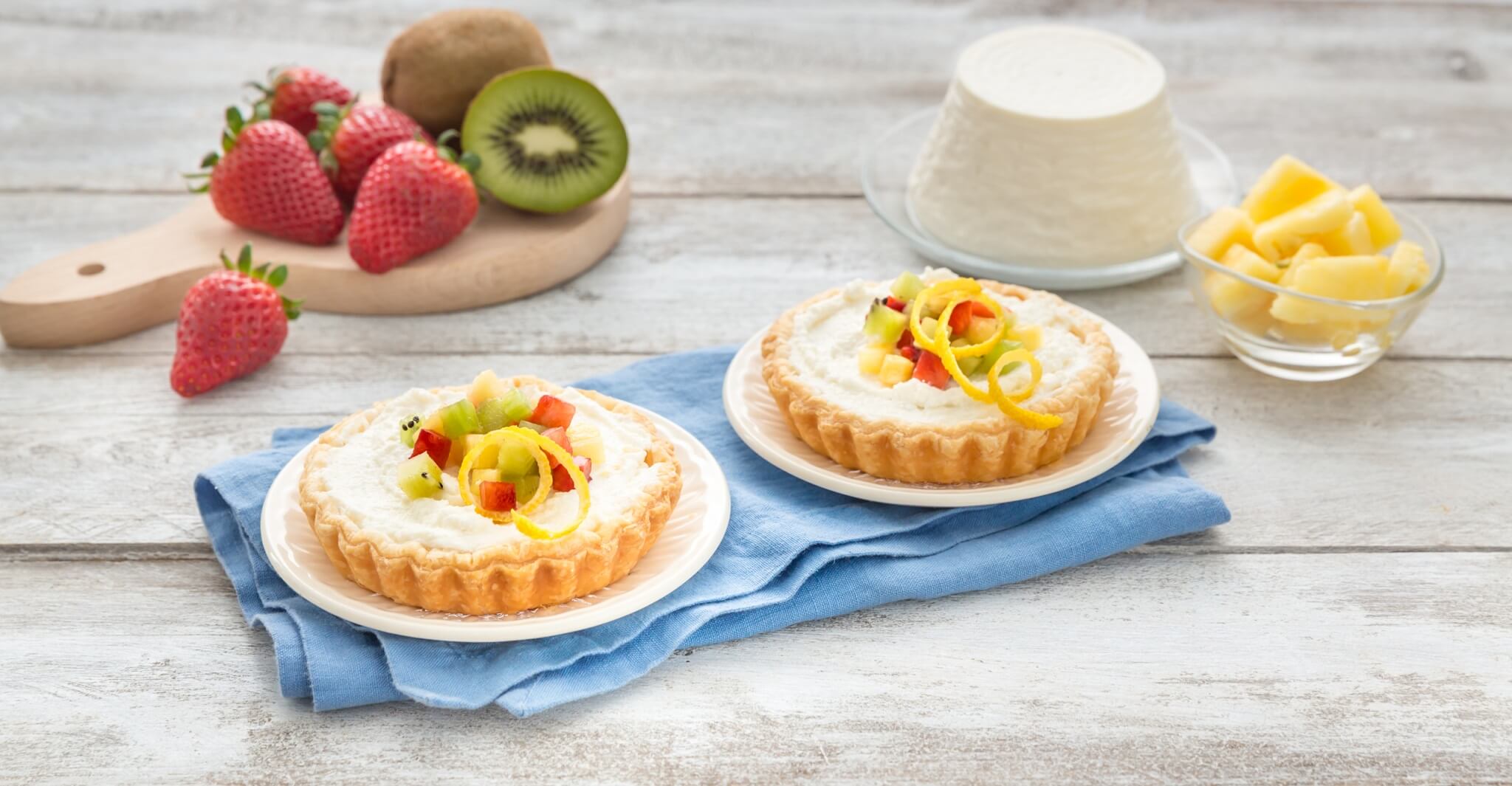 Ricette | Mini crostate alla ricotta con fragole, ananas e kiwi ...