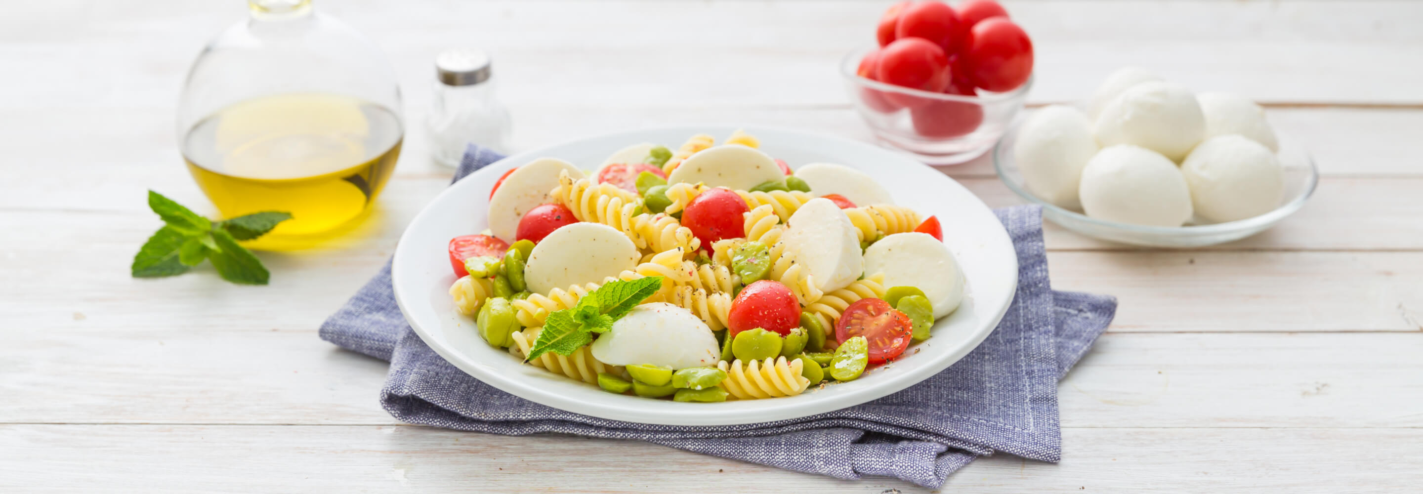 Salade estivale de pâtes aux fèves, tomates cerises et Mozzarelline