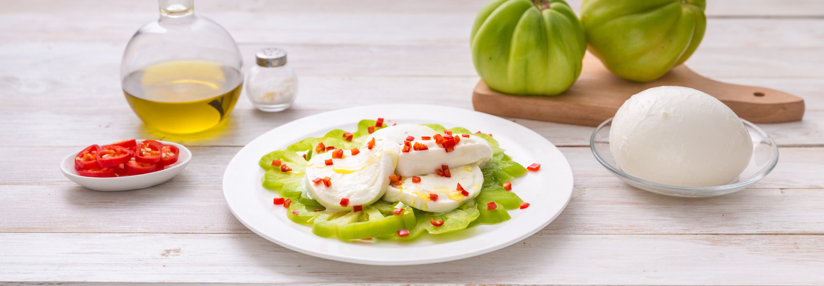 Bufala-Caprese-Salat mit grünen Tomaten und Chilischoten