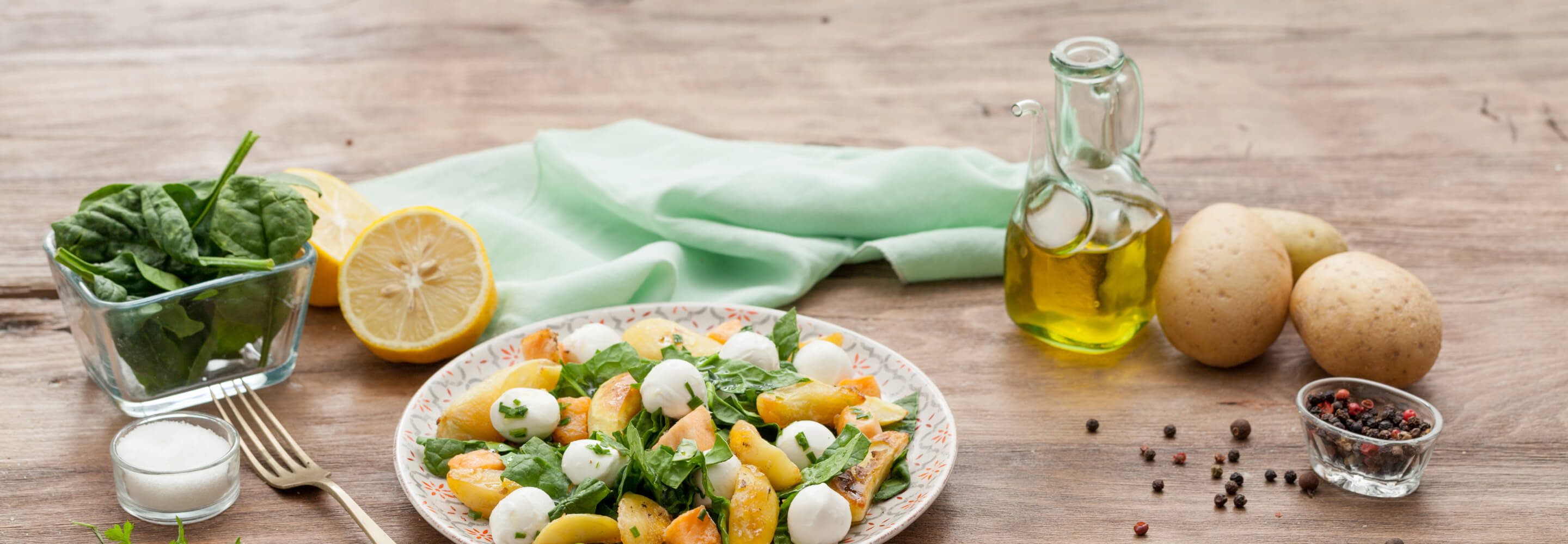 Salade de pousses d’épinard au saumon, pommes de terre et Mozzarelline Fior di Latte