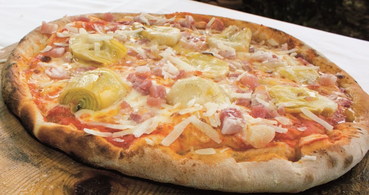 Pizza mit Bauchspeck und Artischocken