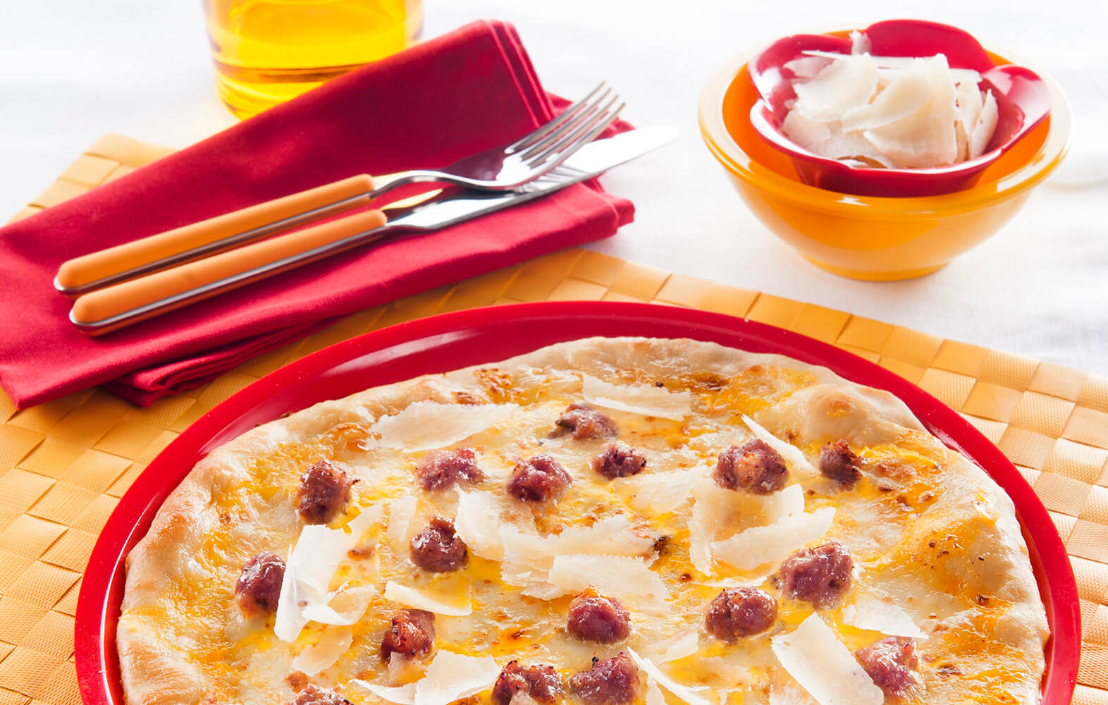 Pizza blanche à la saucisse, crème et safran