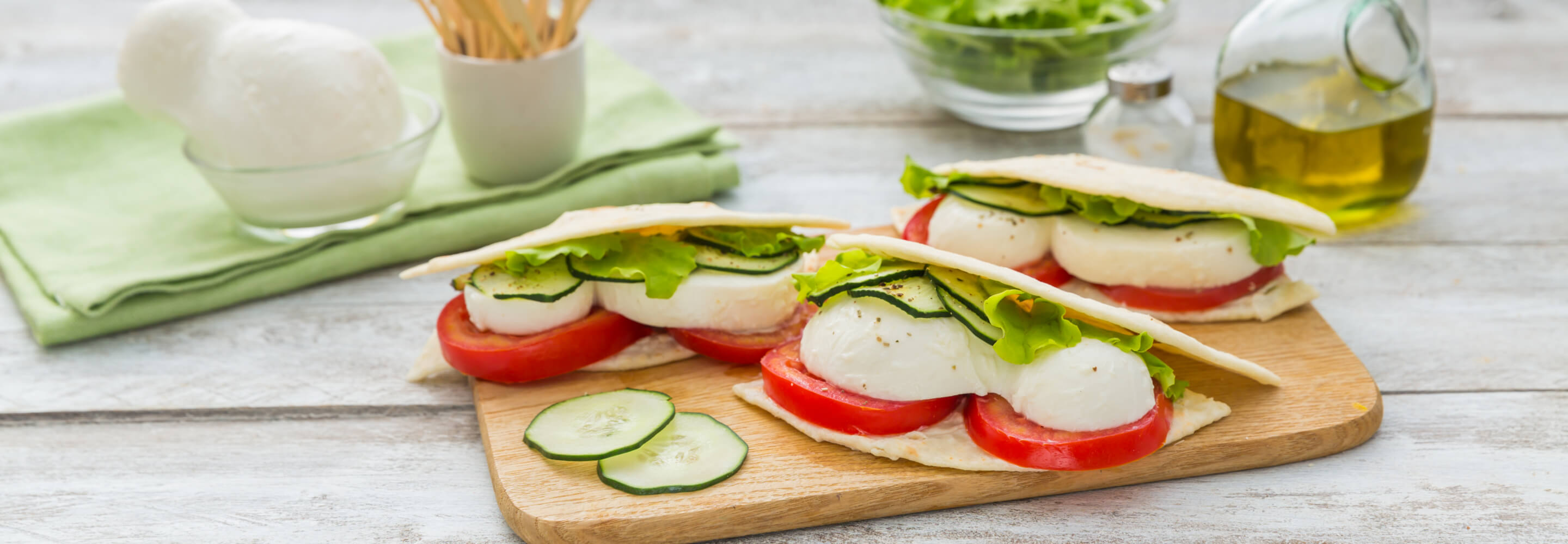 Piadina mit Mozzarella, Salat und Tomaten