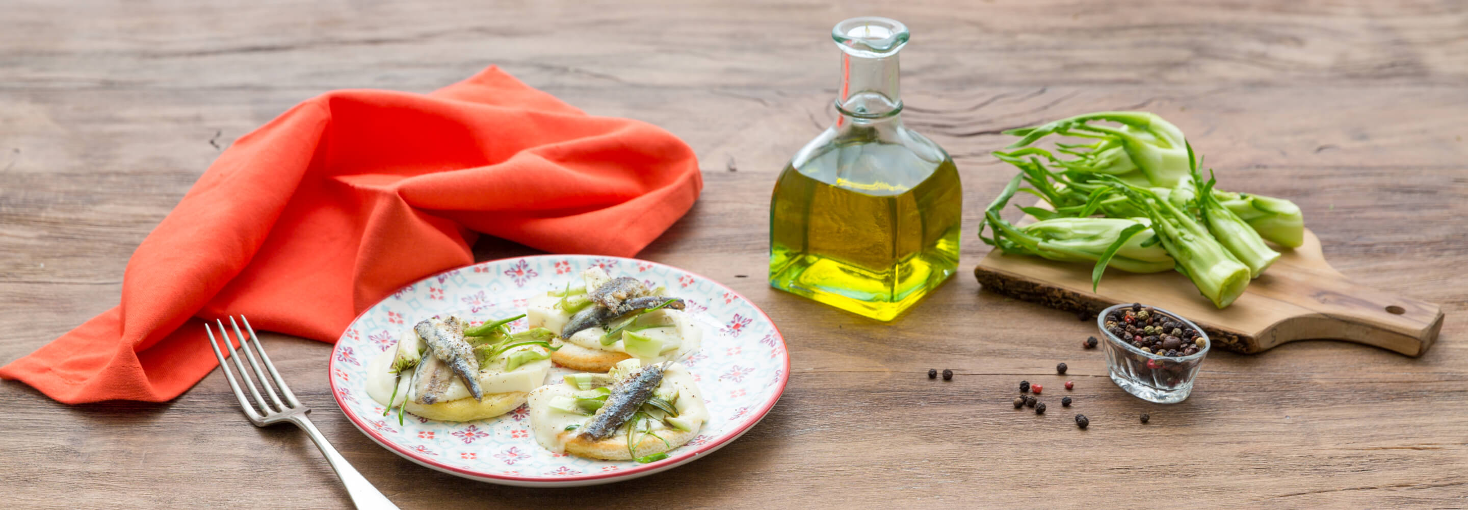 Crostini mit marinierten Sardellen, Mozzarella und Vulkanspargel