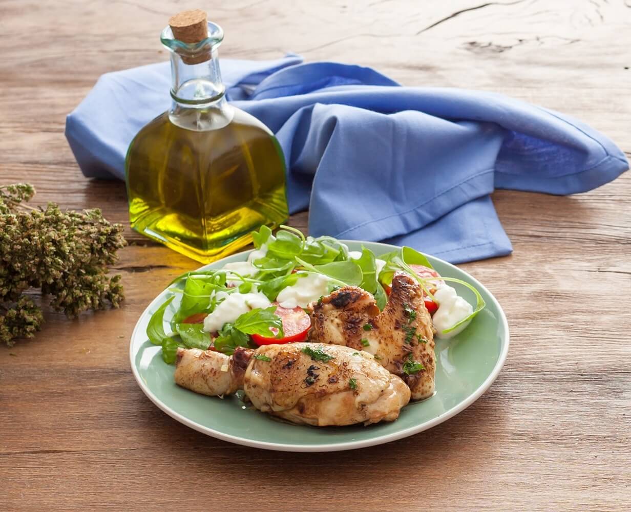 Poulet au barbecue et mozzarella en salade