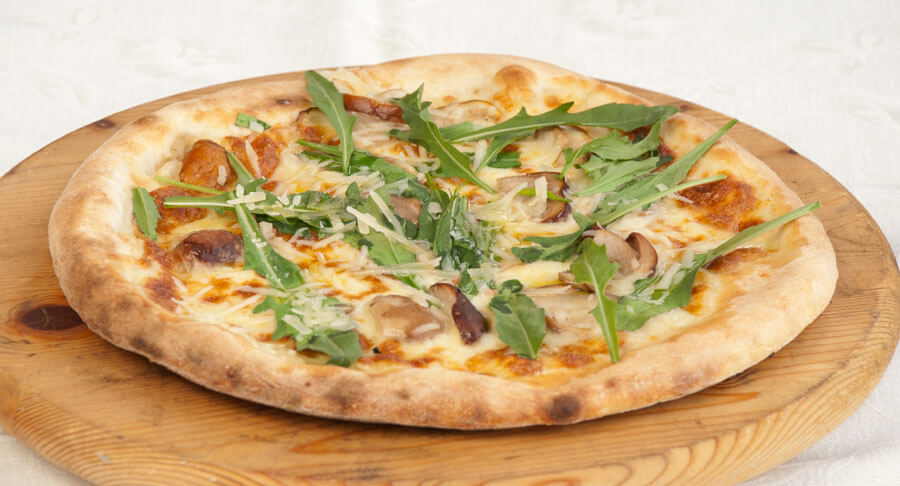 Pizza mit Steinpilzen, Rucola und Parmigiano Reggiano D.O.P.