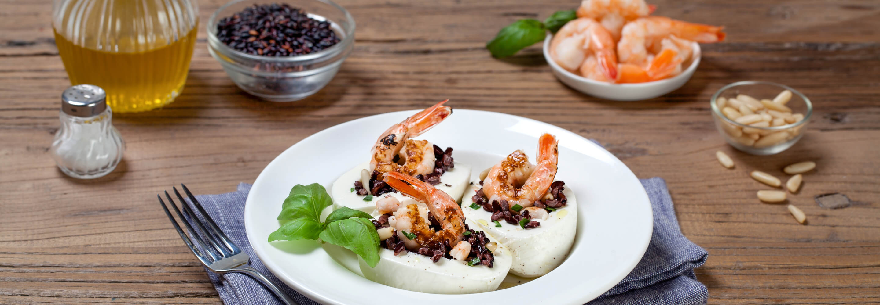 Mozzarellakörbchen mit Venere-Reissalat und Garnelen