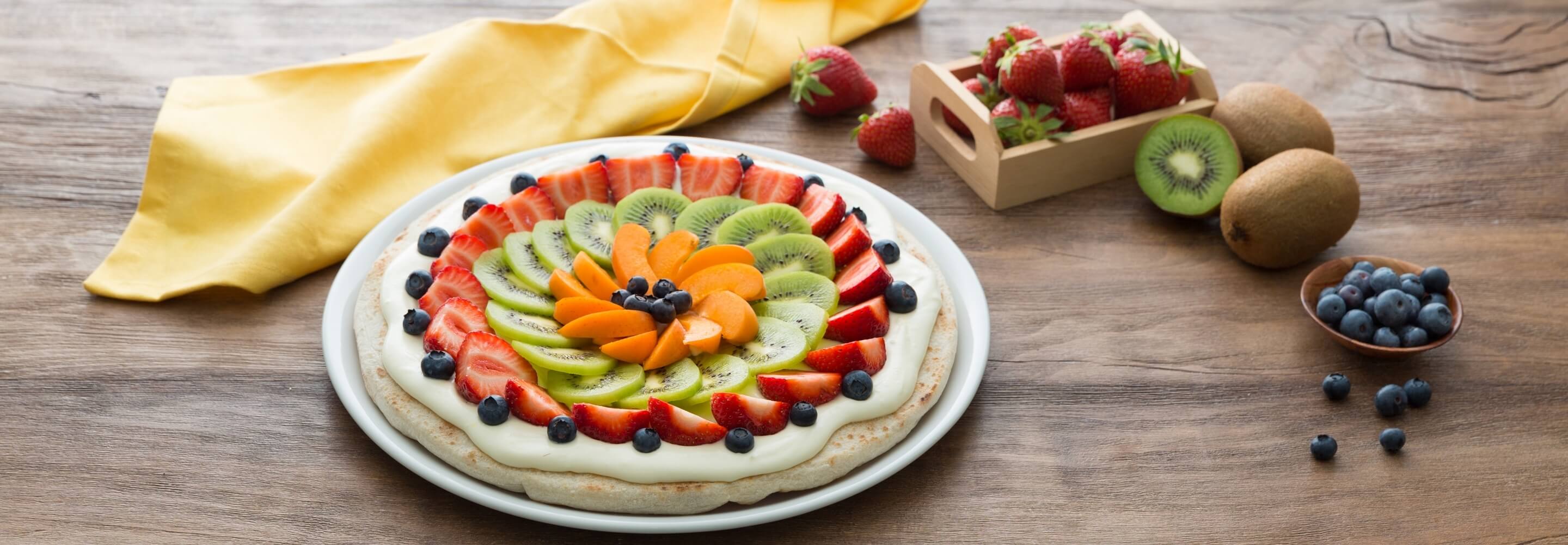 Fruit-Pizza mit Kiwi und Erdbeeren