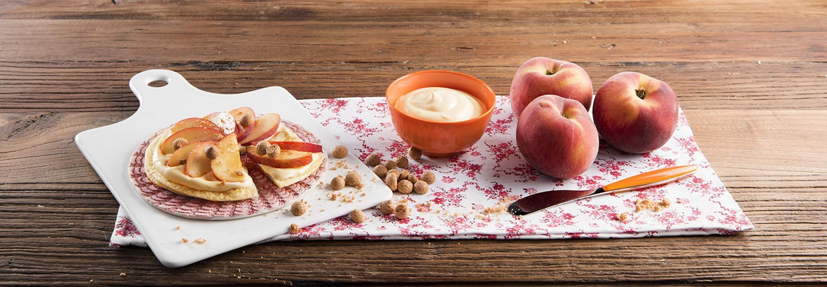 Mini fruit pizza con crema al mascarpone e pesche