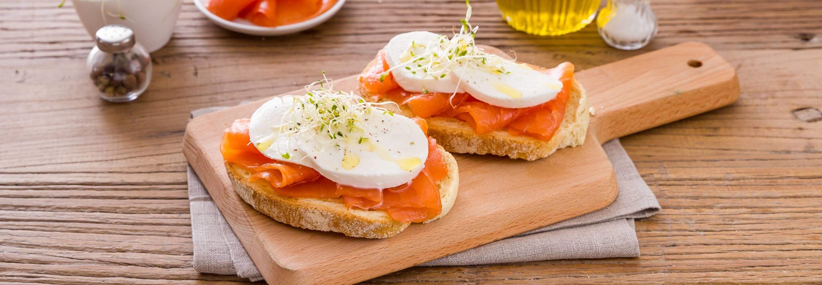 Bruschetta Mozzarella, saumon fumé et pousses de poireaux