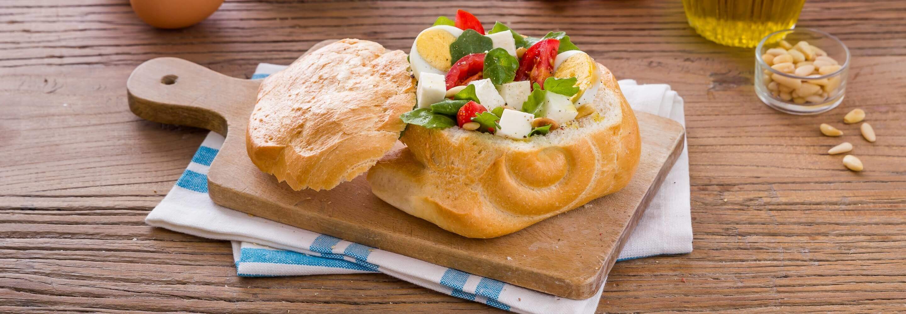 Gefülltes Brötchen mit Mozzarella, Eiern und Rucola