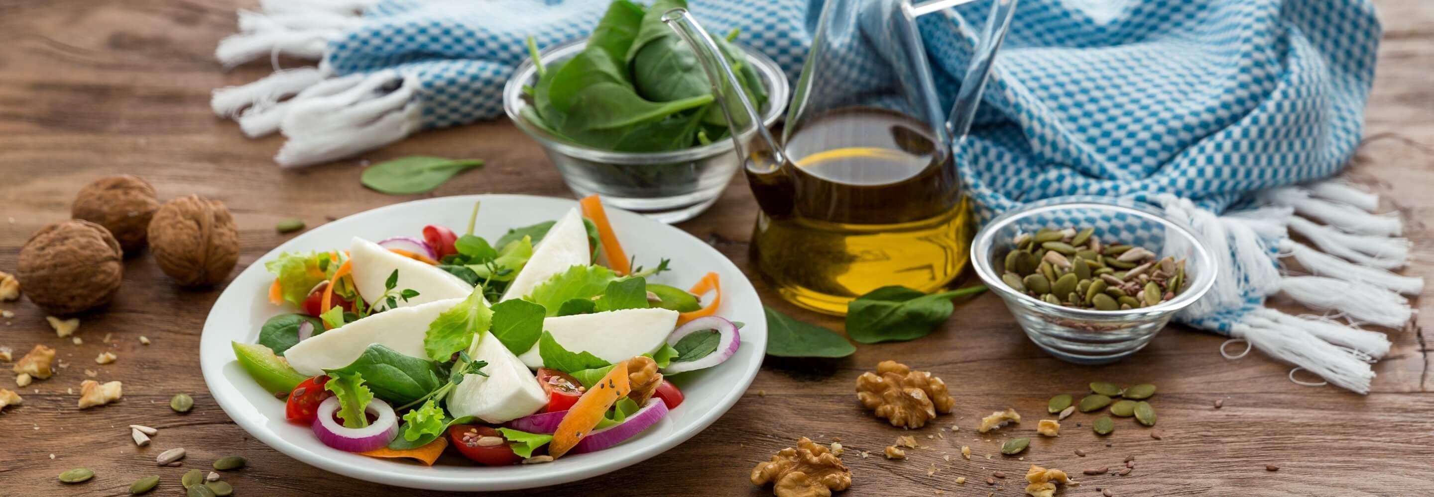 Frühlingssalat mit Mozzarella Infusione al Basilico