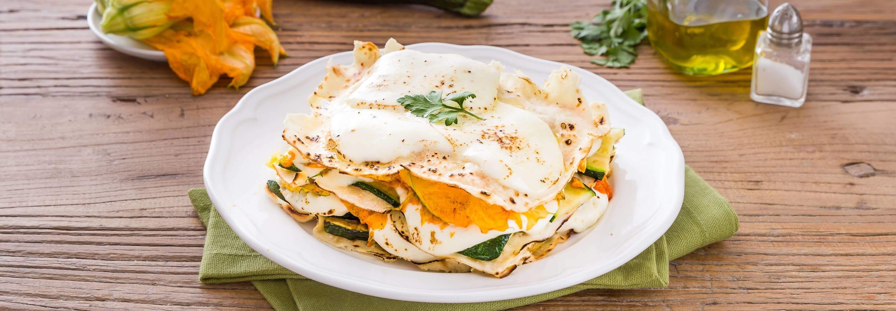 Lasagnes de pain carasau à la mozzarella, aux courgettes et fleurs de courgettes