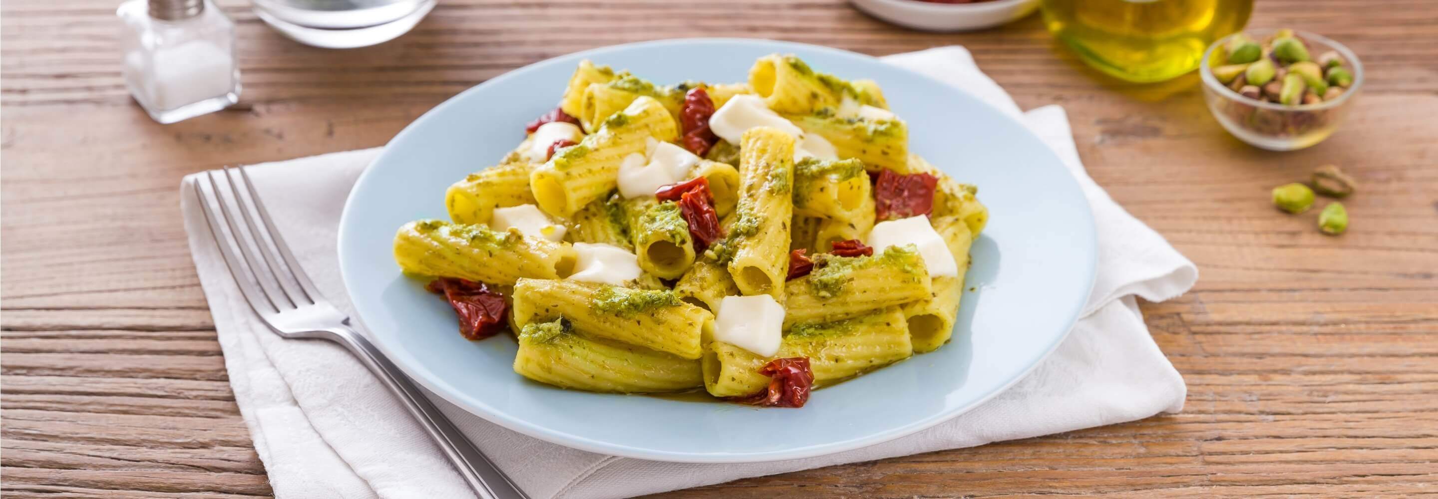 Rigatoni mit Pistazienpesto, Mozzarella und getrockneten Tomaten