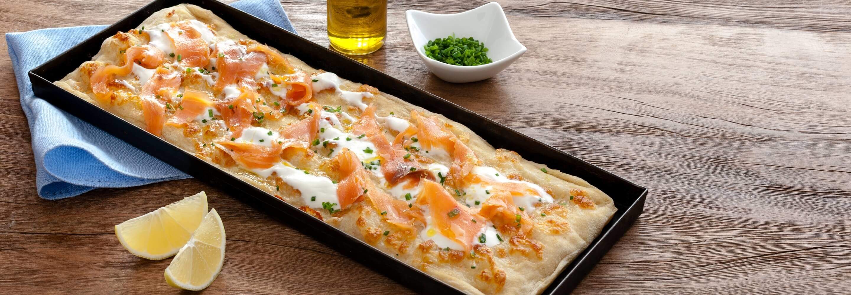 Pizza con mozzarella, yogurt, salmone affumicato ed erba cipollina