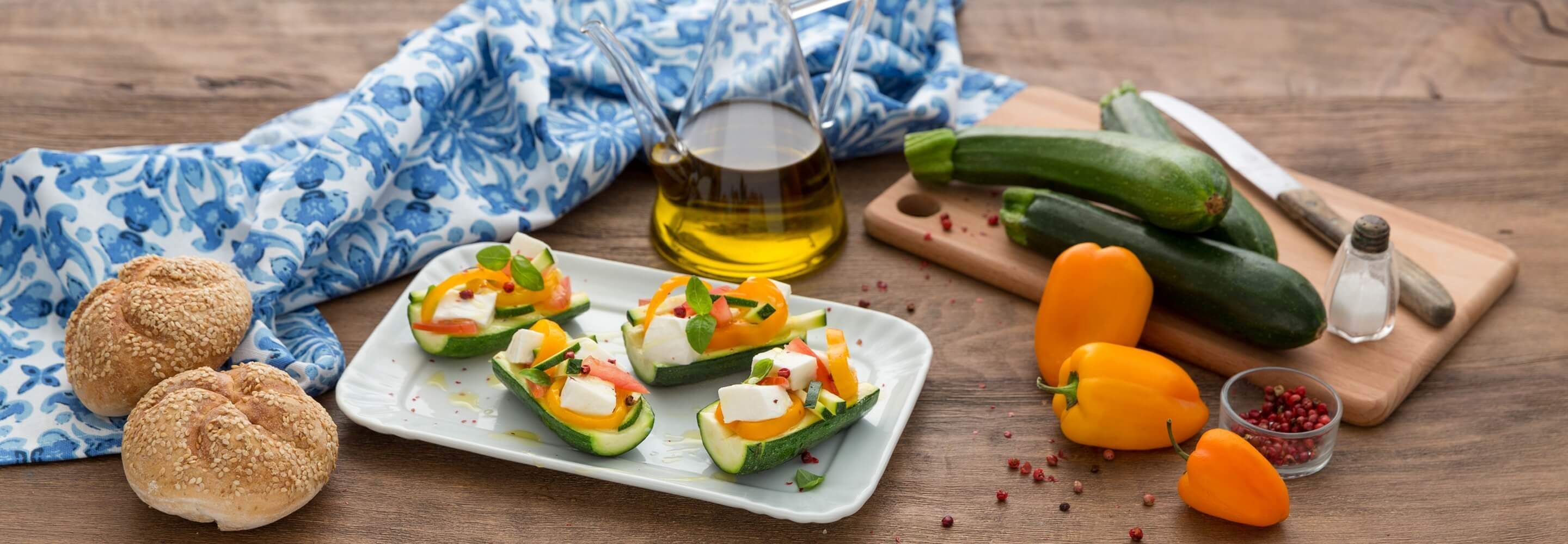 Zucchine al forno con mozzarella, peperoni e pomodori