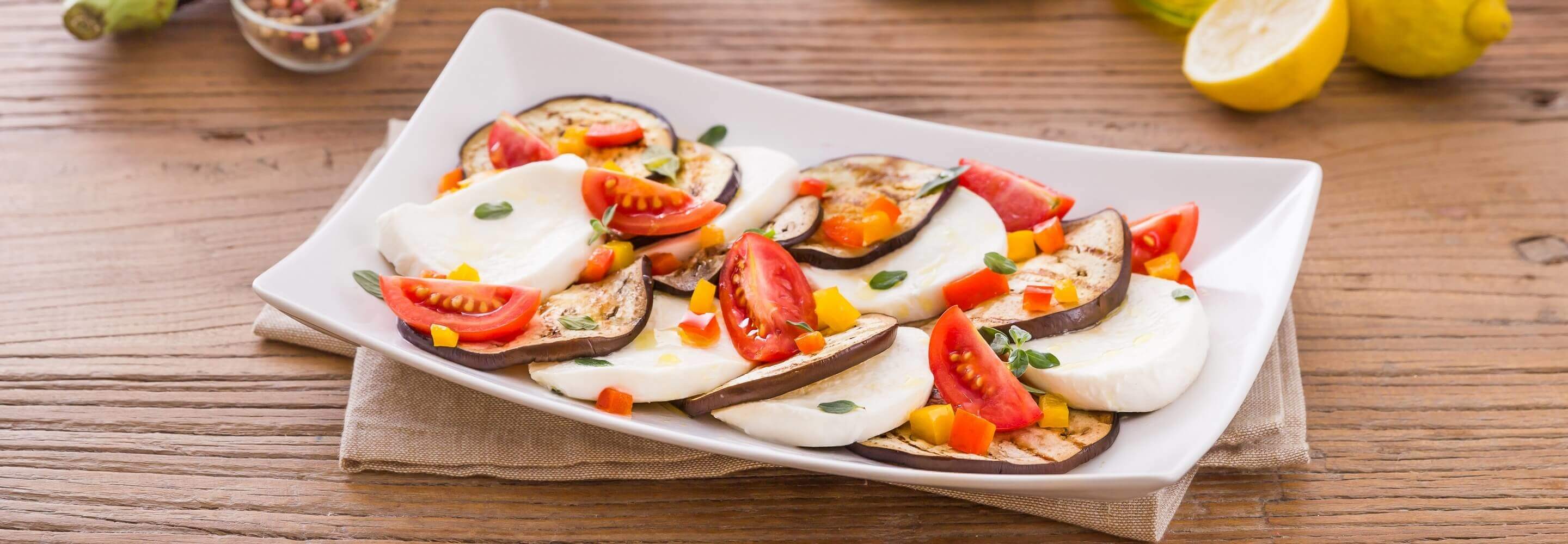 Carpaccio di melanzane con mozzarella, pomodorini e maggiorana