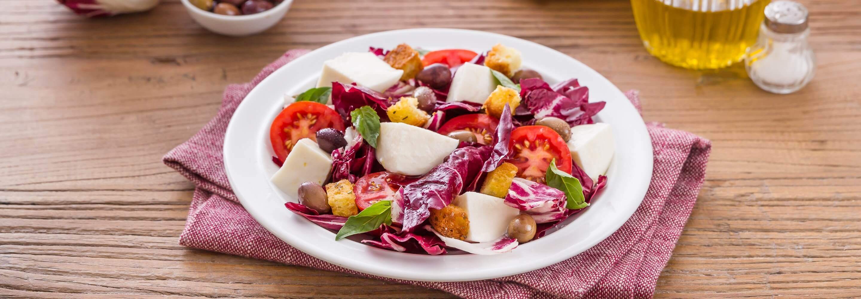 Radicchio-Salat mit Fior di Latte Mozzarella, Oliven und Tomaten