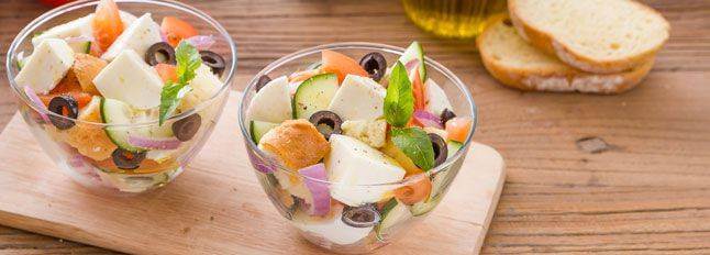 Panzanella con olive nere e mozzarella