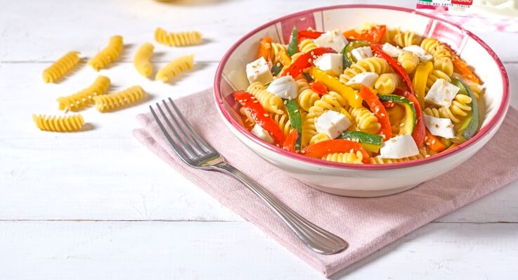 Pasta con mozzarella e verdure allo zenzero e sesamo