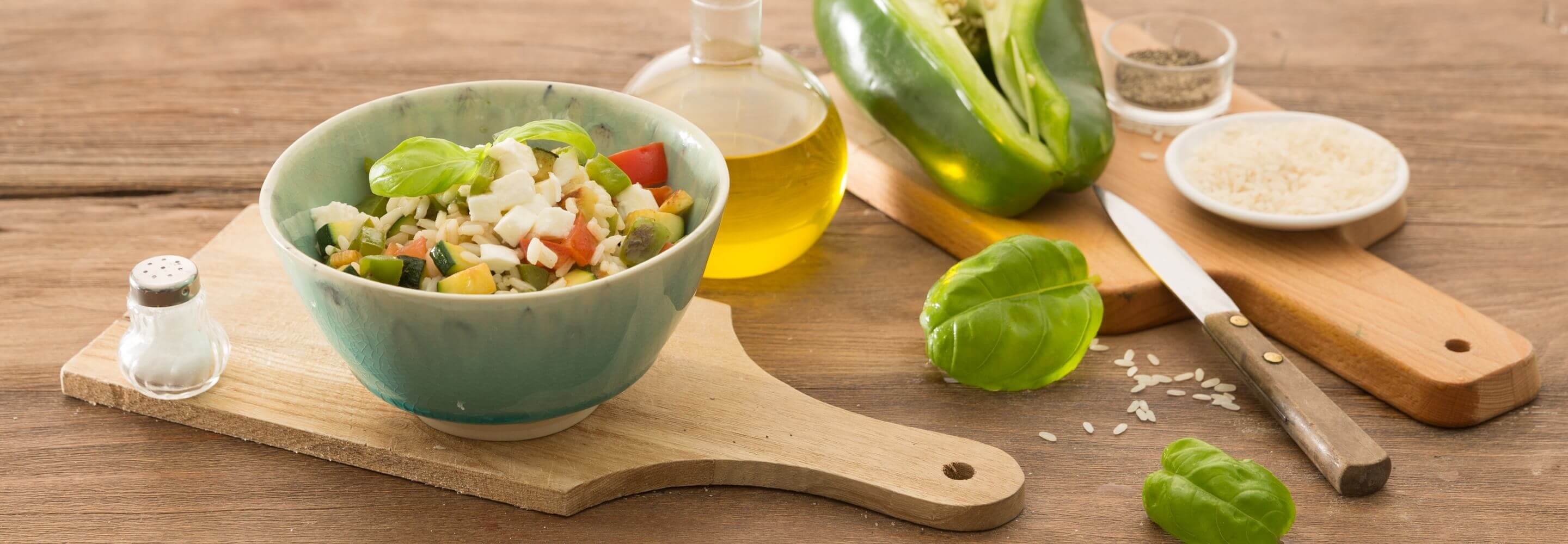 Reissalat mit Mozzarella und Gemüse