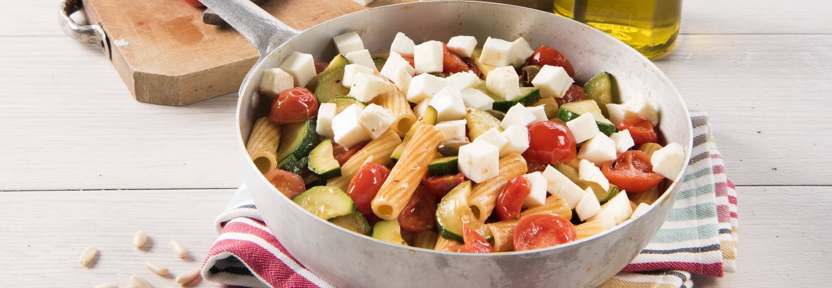 Maccheroni con pomodori, olive, pinoli e mozzarella